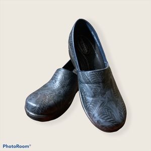 Easy Works By Lyndee Slip Resistant Navy BlueClogs